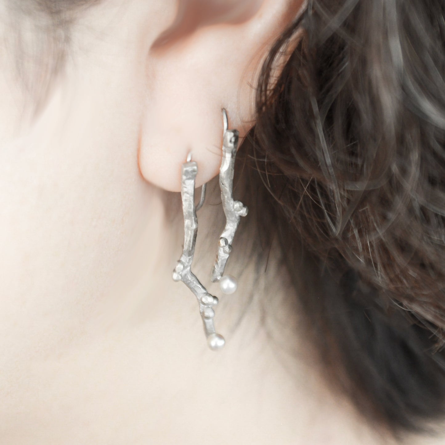 Sasayaki - Asymmetrische Ohrringe mit Perle