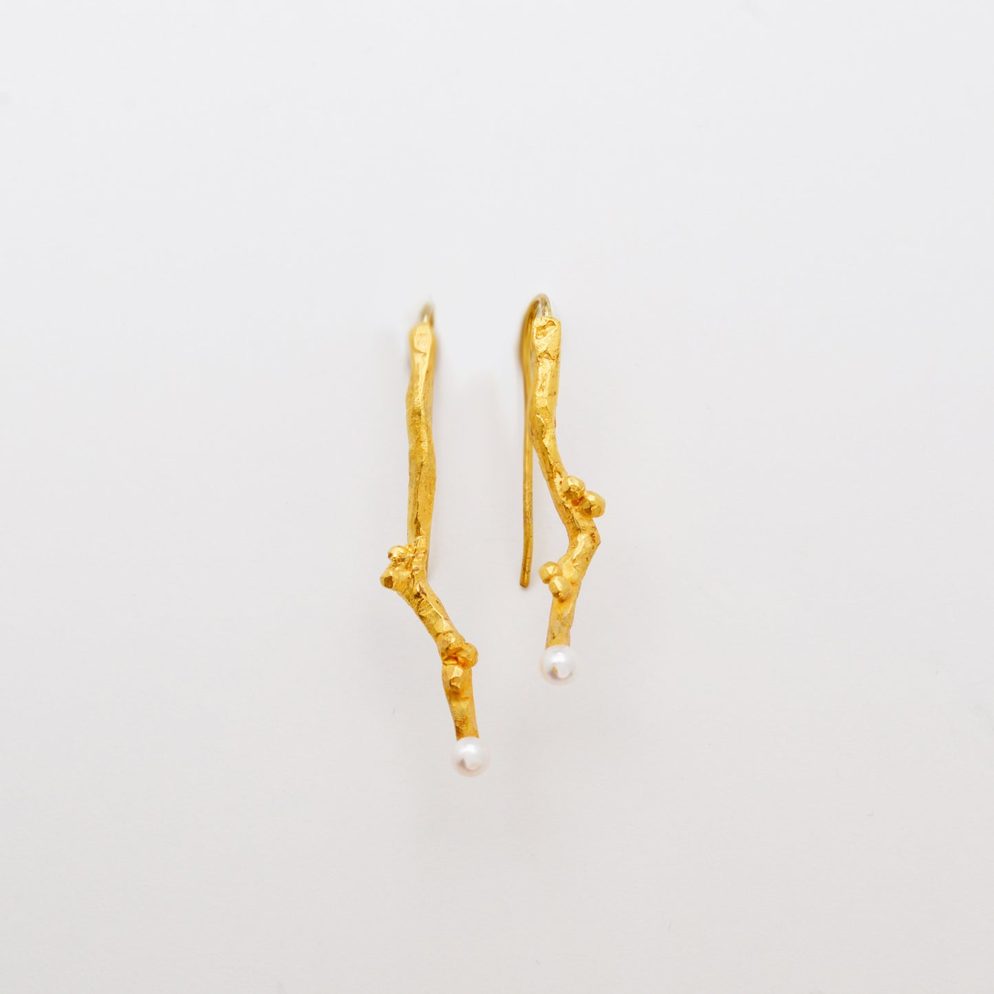 Sasayaki - Asymmetric earrings gold plated with pearl