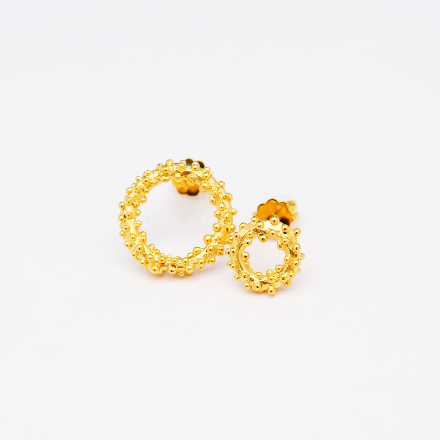 Sasayaki - Asymmetrische Ohrringe Kreis vergoldet