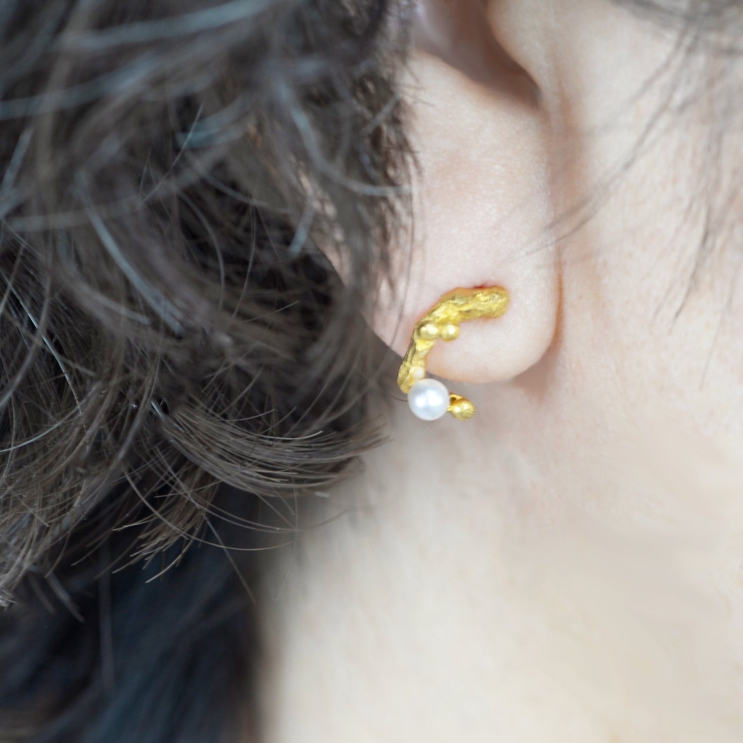 Sasayaki - Kleine Ohrringe vergoldet mit Perle
