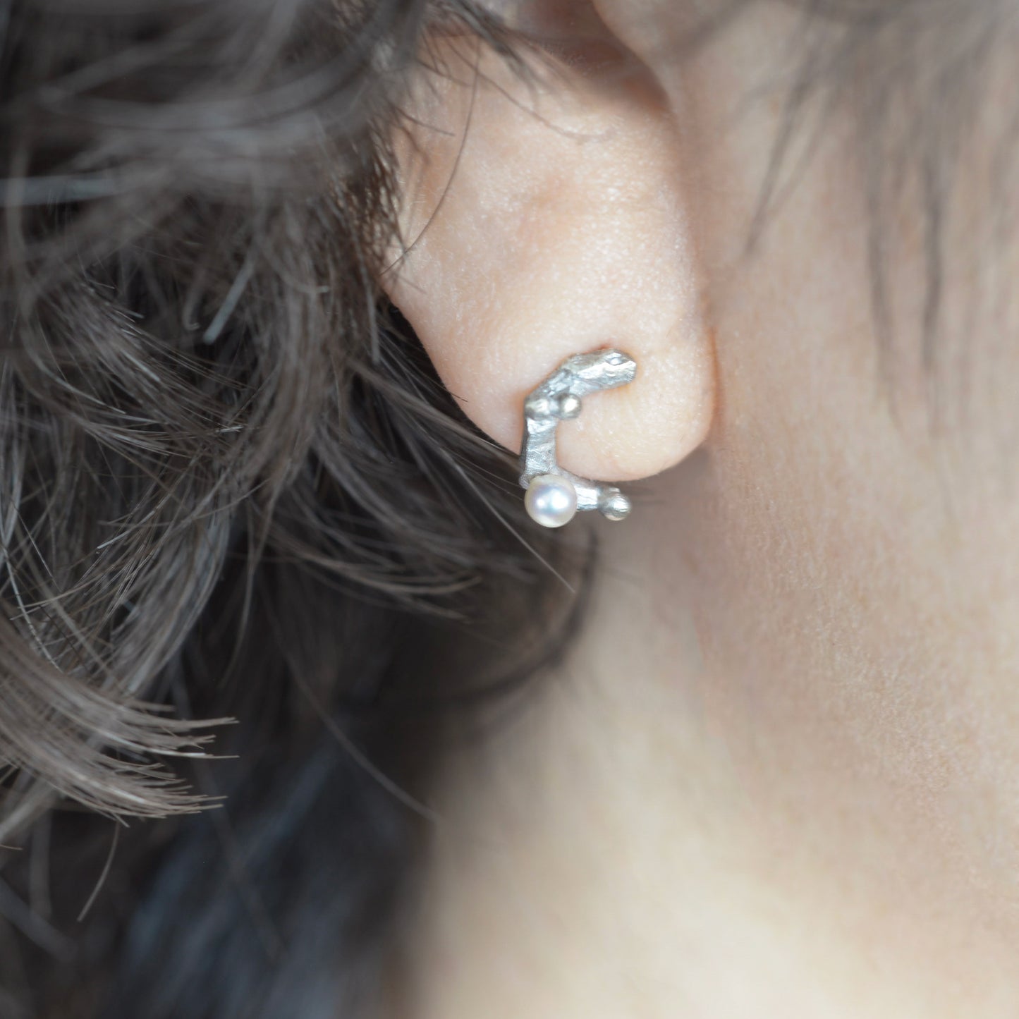 Sasayaki - Kleine Ohrringe mit Perle