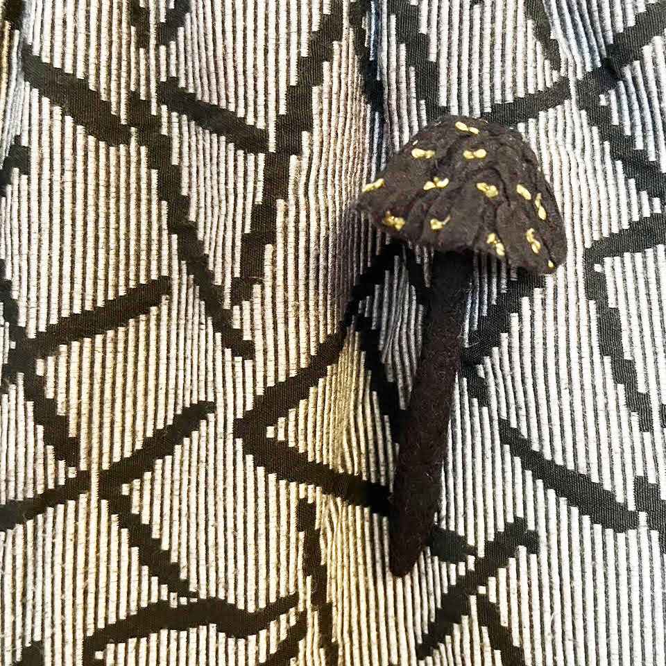 Kinoko - brooch mushroom yellow dots on black